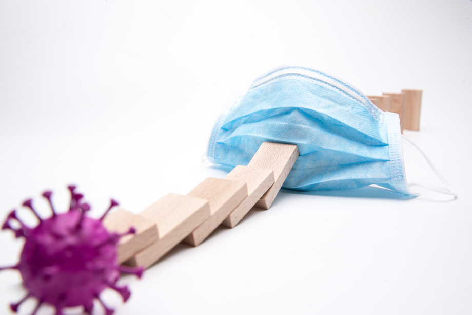 病毒多米诺骨牌和医用外科口罩 病毒多米诺骨牌和医用外科口罩