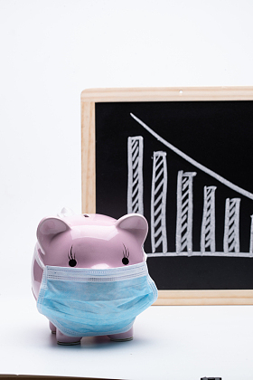 戴口罩小猪和下降数据趋势图