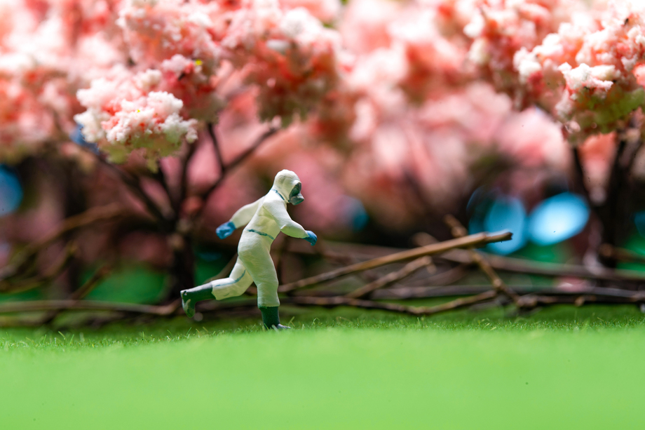 樱花树旁的医护人员奔跑的身影 樱花树旁的医护人员奔跑的身影