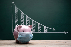 戴口罩小猪和下降数据趋势图照片