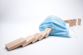 多米诺骨牌和医用外科口罩图片