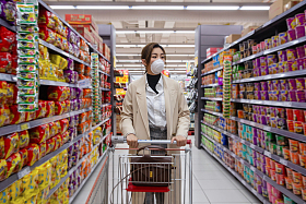 戴口罩的青年女人在超市购物图片
