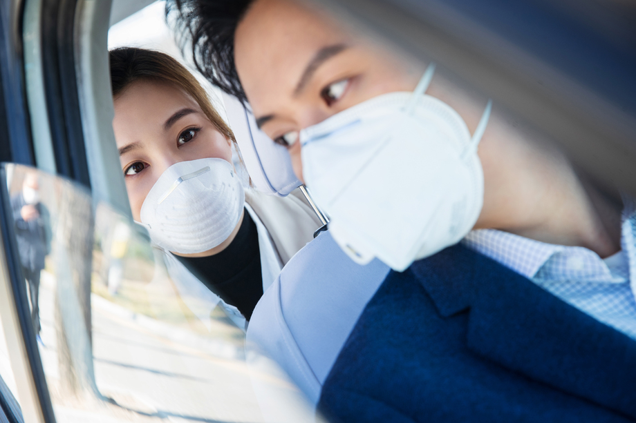 青年情侣戴口罩乘坐汽车 青年情侣戴口罩乘坐汽车