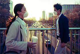 戴口罩的青年男女