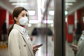 年轻女人站在地铁站台上图片