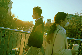 戴口罩的青年男女照片
