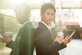 青年男人使用手机