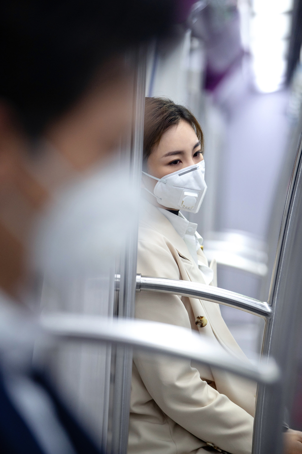 年轻女人戴口罩坐地