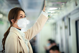 戴口罩的年轻女人乘坐地铁图片