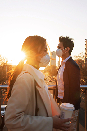 戴口罩的青年男女