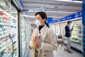 青年女人在超市购物图片
