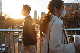 戴口罩的青年男女照片