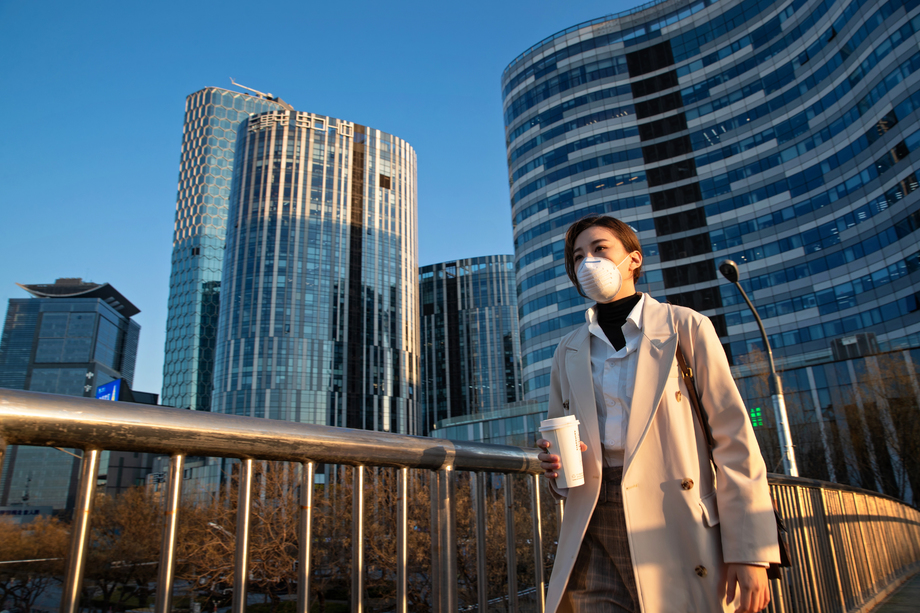 户外戴口罩的青年女人照片
