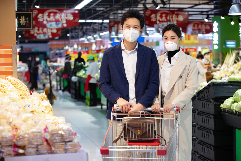 在超市购物的青年夫妇图片