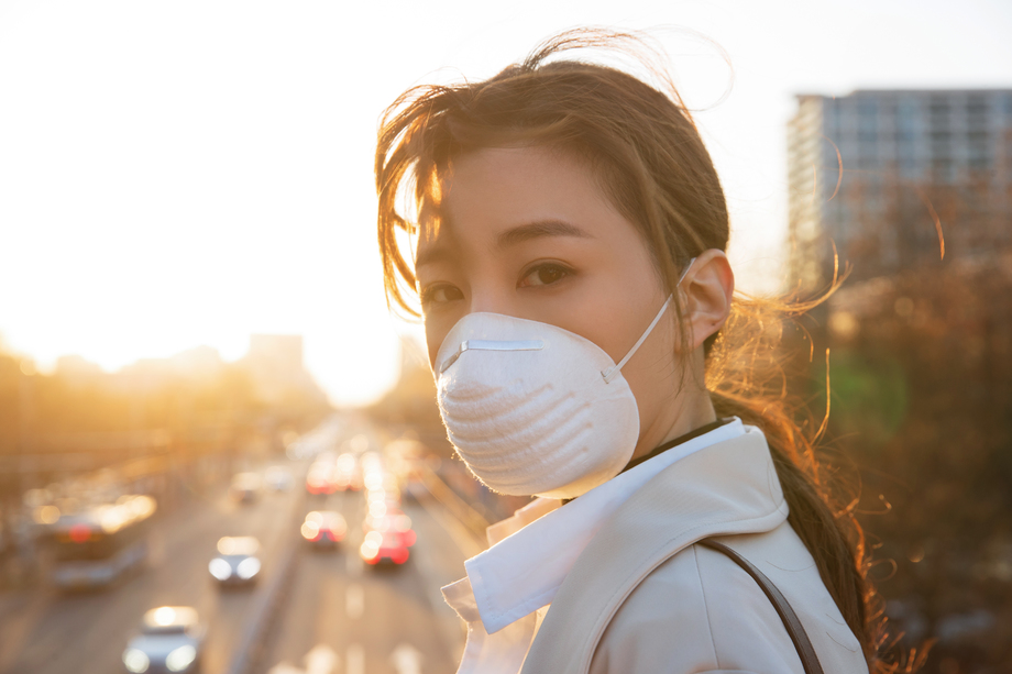 户外戴口罩的青年女人 户外戴口罩的青年女人