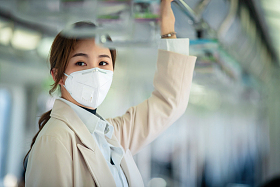 戴口罩的年轻女人乘坐地铁照片