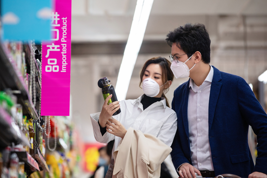 青年夫妇在超市购物图片 青年夫妇在超市购物图片