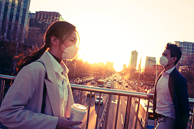 戴口罩的青年男女图片