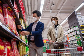 青年夫妇在超市购物