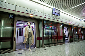 戴口罩的年轻女人出地