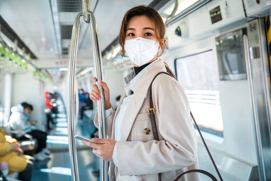 戴口罩的年轻女人乘坐地铁图片