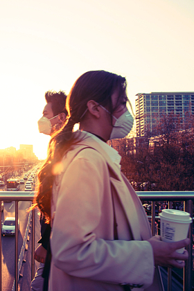 戴口罩的青年男女图片