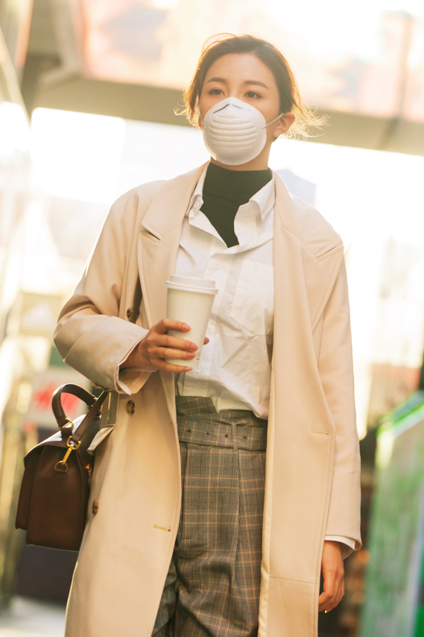 戴口罩的青年女人图片 戴口罩的青年女人图片