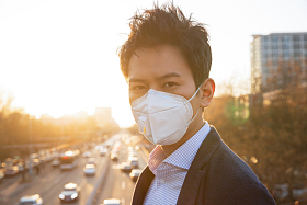 户外戴口罩的青年男人照片
