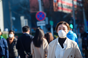 青年女人戴口罩在户外行走图片