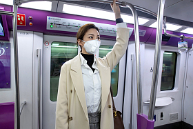 青年女人乘坐地