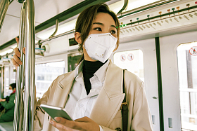 戴口罩的年轻女人乘坐地