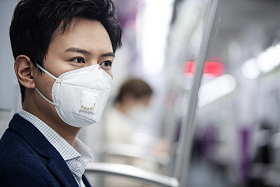 青年男子戴口罩乘坐地