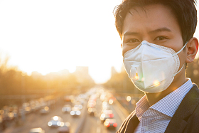 户外戴口罩的青年男人照片