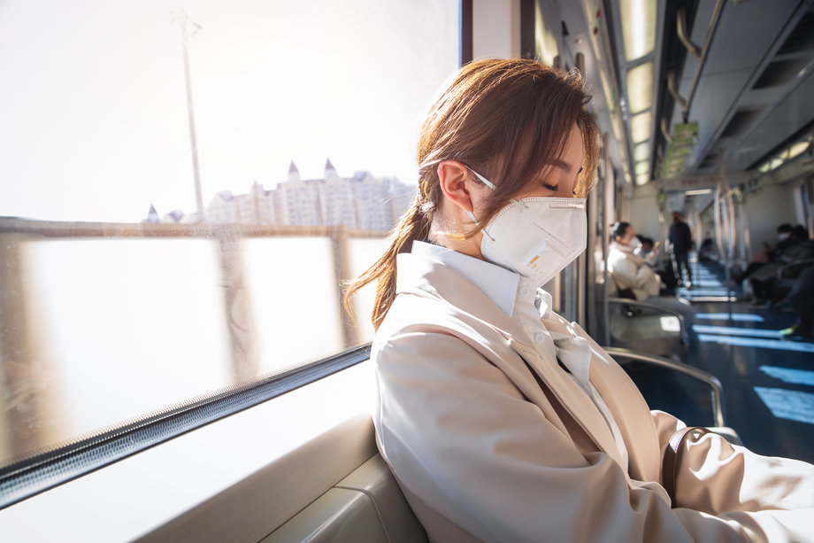 年轻女人戴口罩坐地铁图片