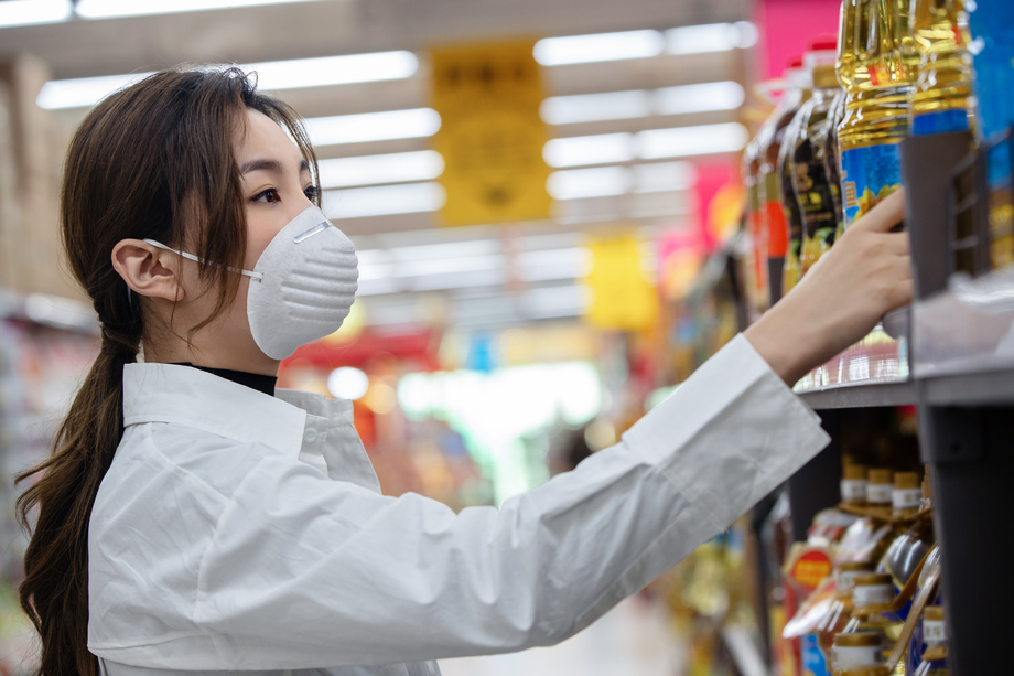 青年女人在超市购物