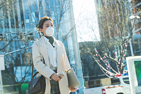 戴口罩的青年女人