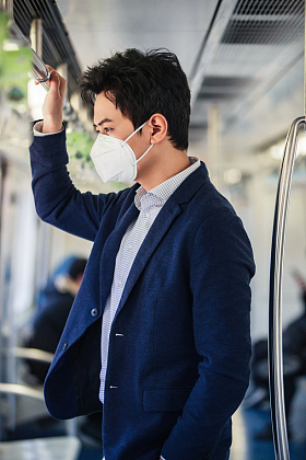 戴口罩的青年男子乘坐地铁图片