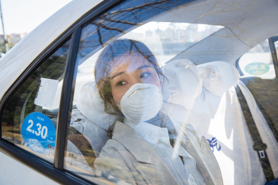 年轻女人戴口罩乘坐汽车 年轻女人戴口罩乘坐汽车