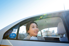 年轻女人乘坐汽车