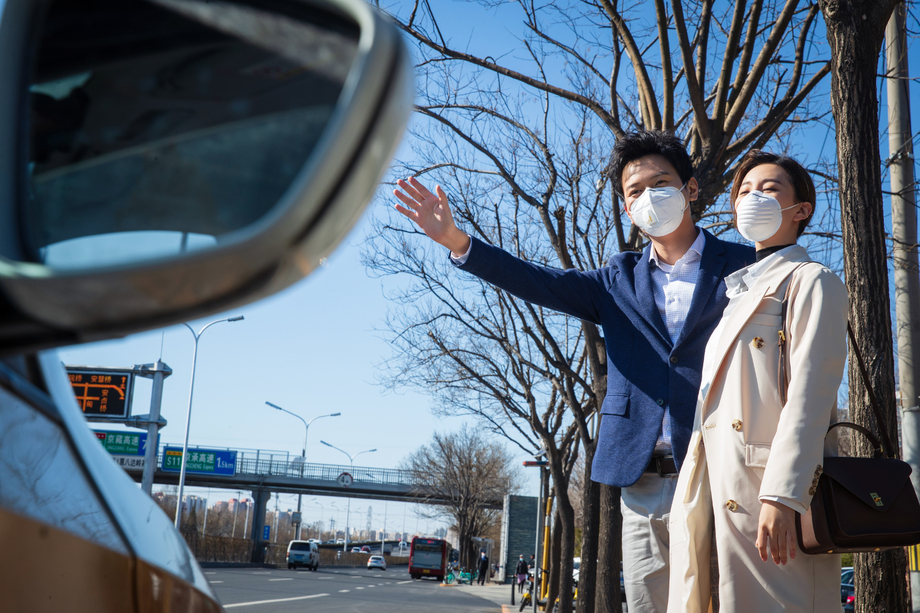 青年情侣路边打出租车图片