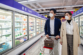 青年夫妇在超市购物图片