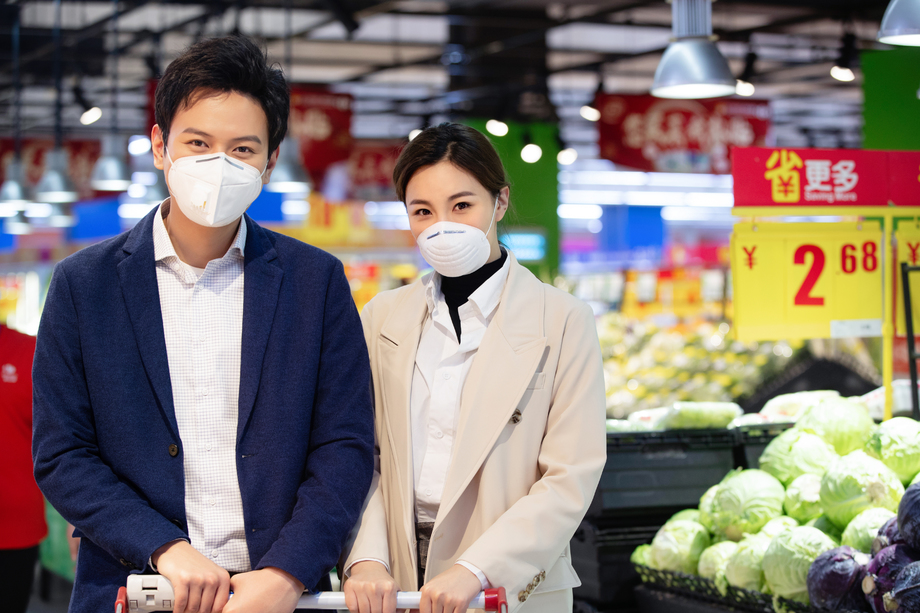 在超市购物的青年夫妇图片 在超市购物的青年夫妇图片