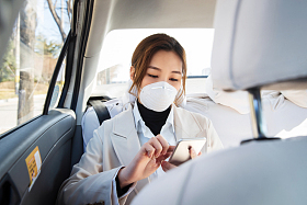 年轻女人戴口罩乘坐汽车