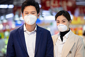 在超市购物的青年夫妇图片