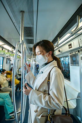 戴口罩的年轻女人乘坐地铁图片
