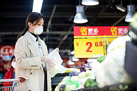 青年女人在超市购物图片