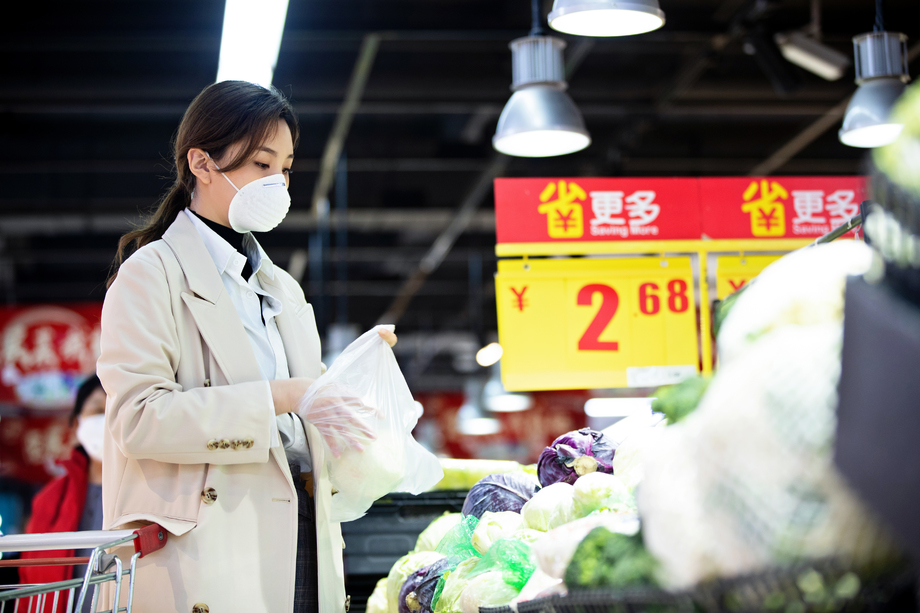 青年女人在超市购物图片