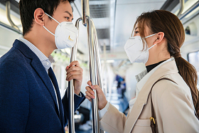 戴口罩的青年情侣乘坐地
