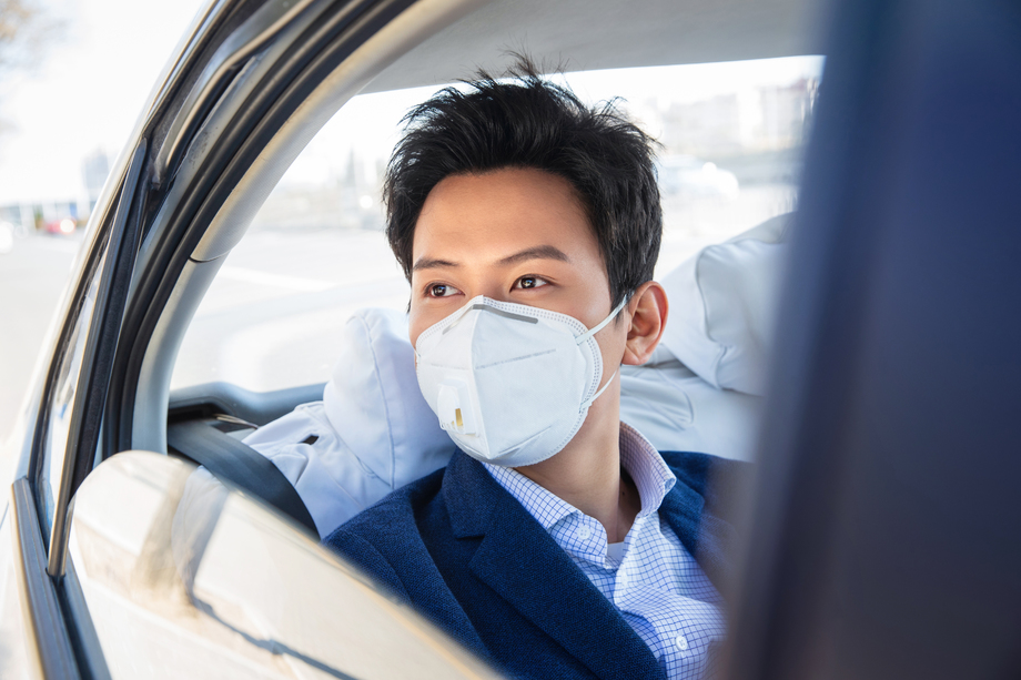 年轻男人戴口罩乘坐汽车 年轻男人戴口罩乘坐汽车