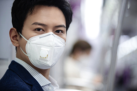 青年男子戴口罩乘坐地